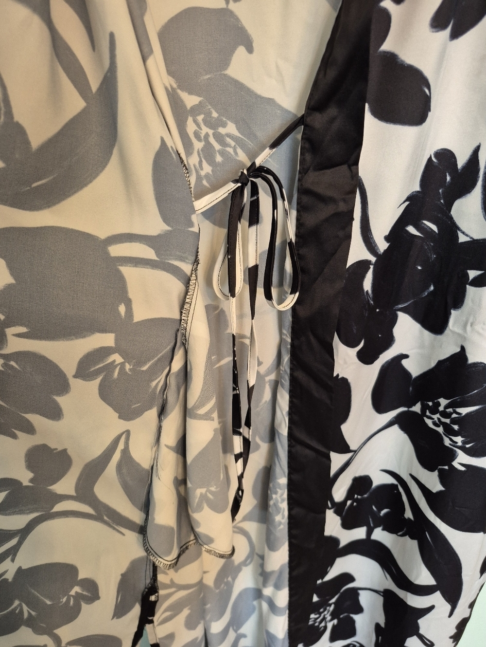 La Vie En Rose Women's Feminine Black & White Floral Satin Robe Size Small - Picture 5 of 9